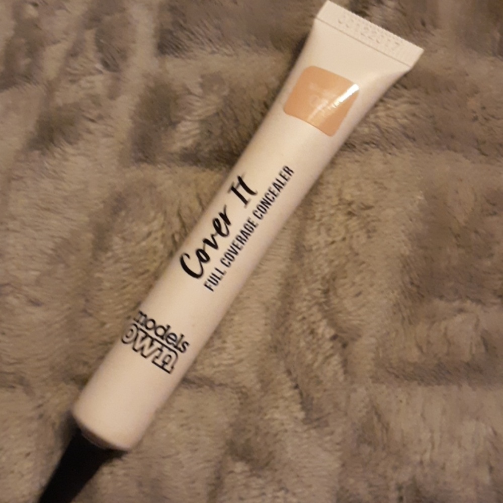 Full coverage concealer - Picture 2 of 3